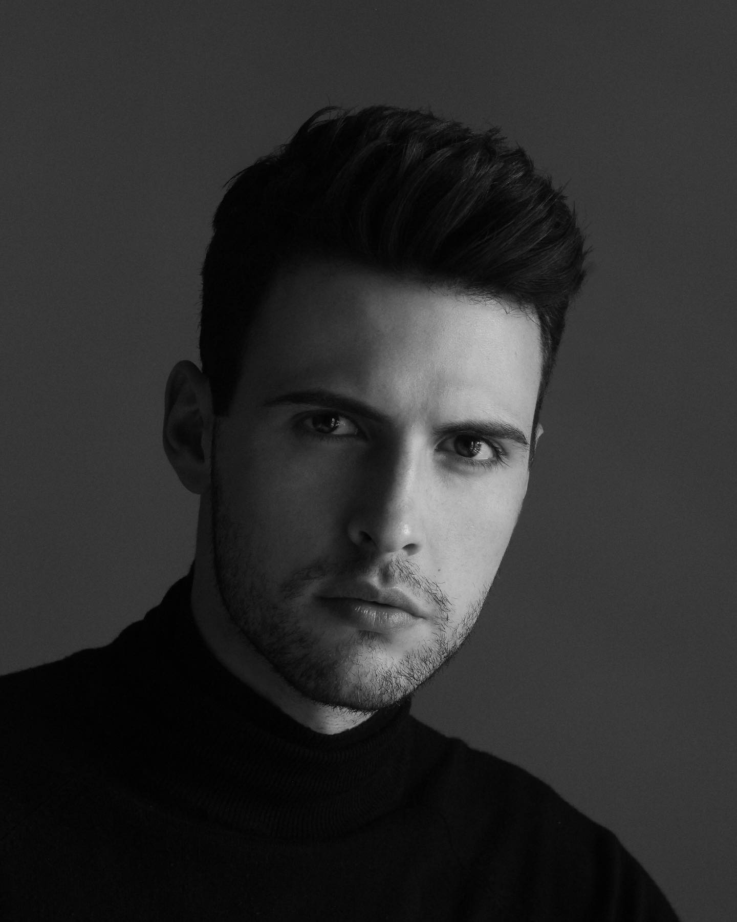 Retrato editorial em preto e branco