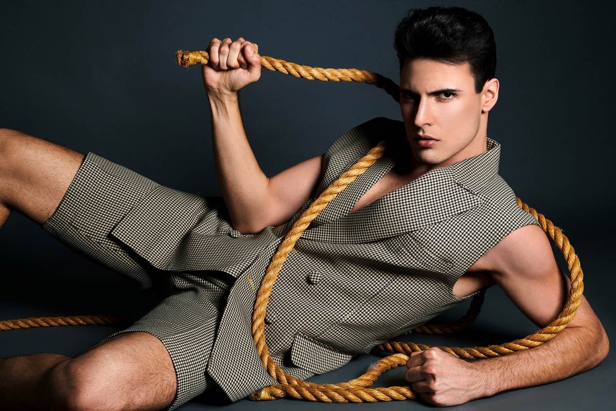 Editorial de moda com corda dourada