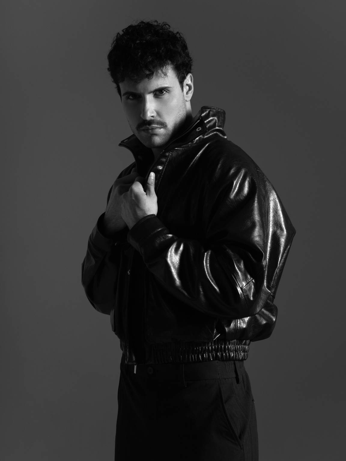 Retrato fashion em jaqueta de couro