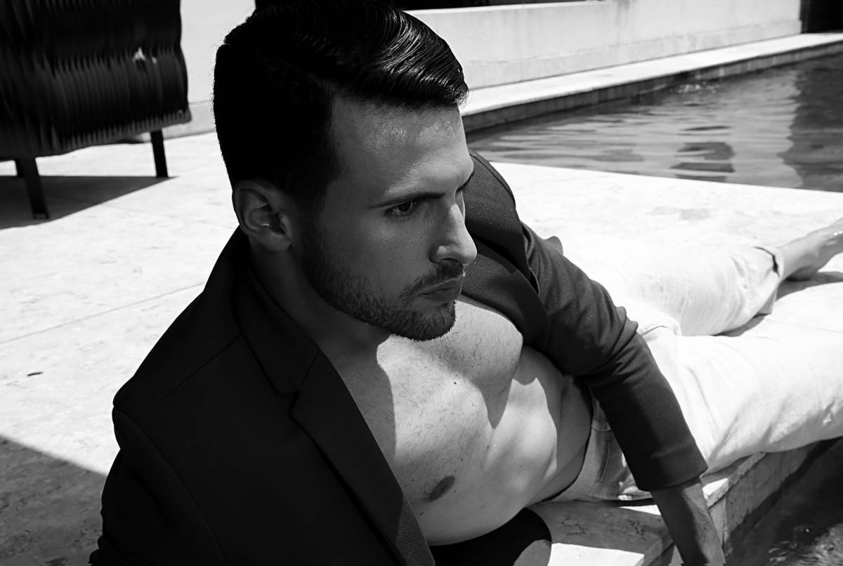 Retrato cinematográfico preto e branco junto à piscina