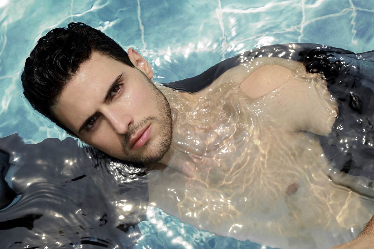 Retrato colorido dentro da piscina