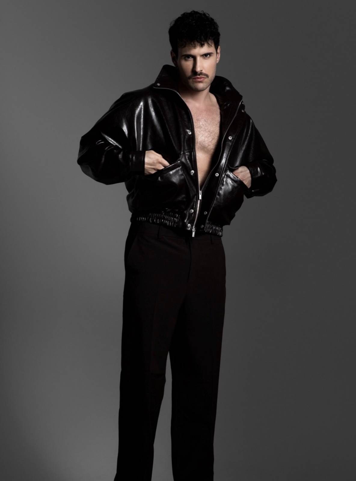 Christian Ferreira em look preto de corpo inteiro