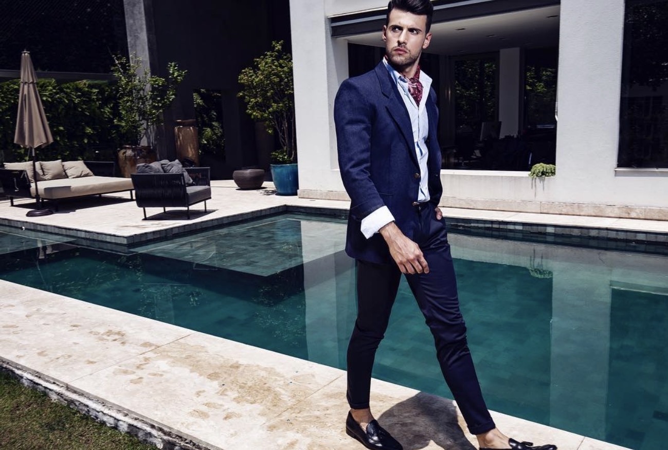 Editorial de alfaiataria junto à piscina