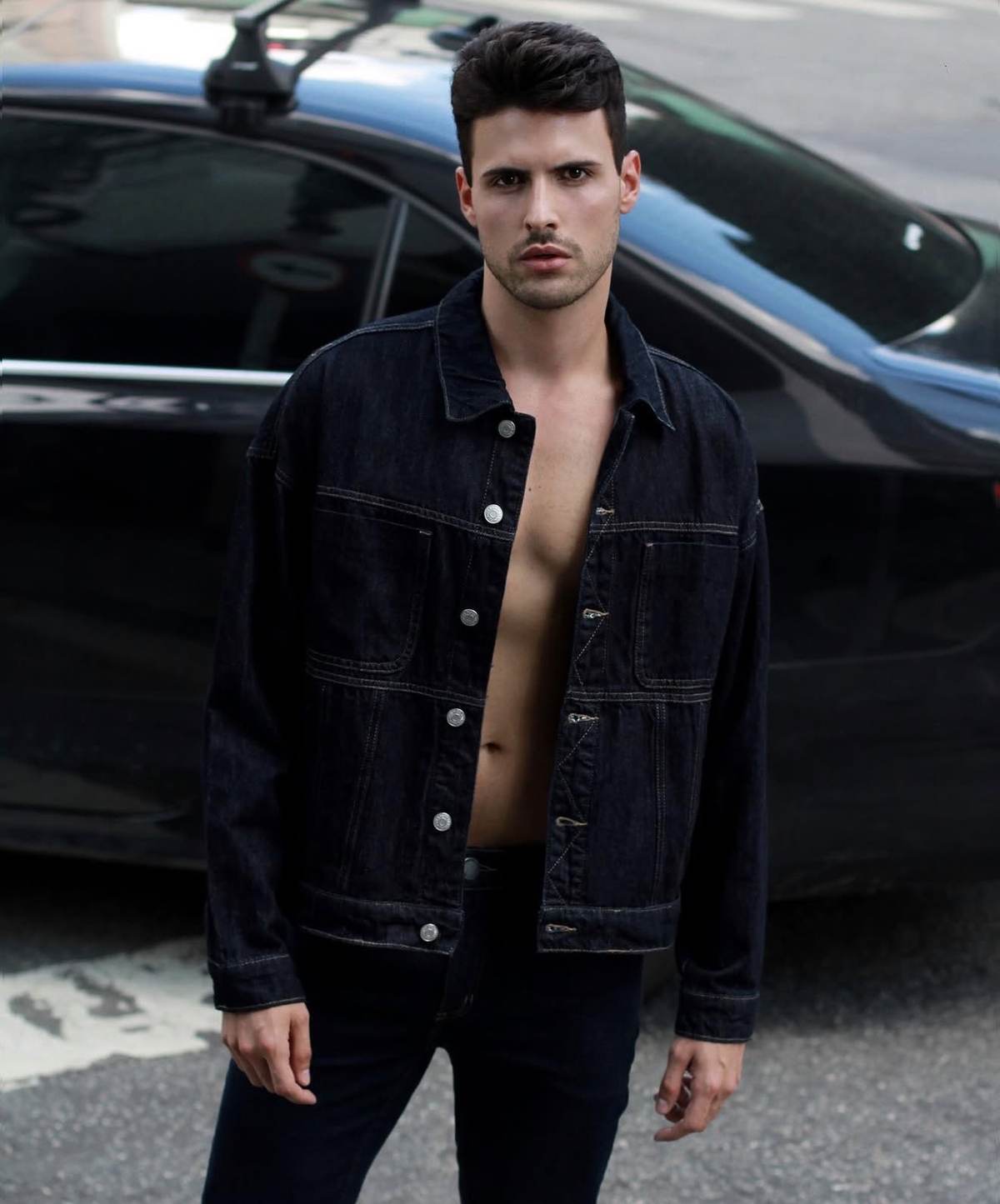 Retrato urbano com jaqueta jeans