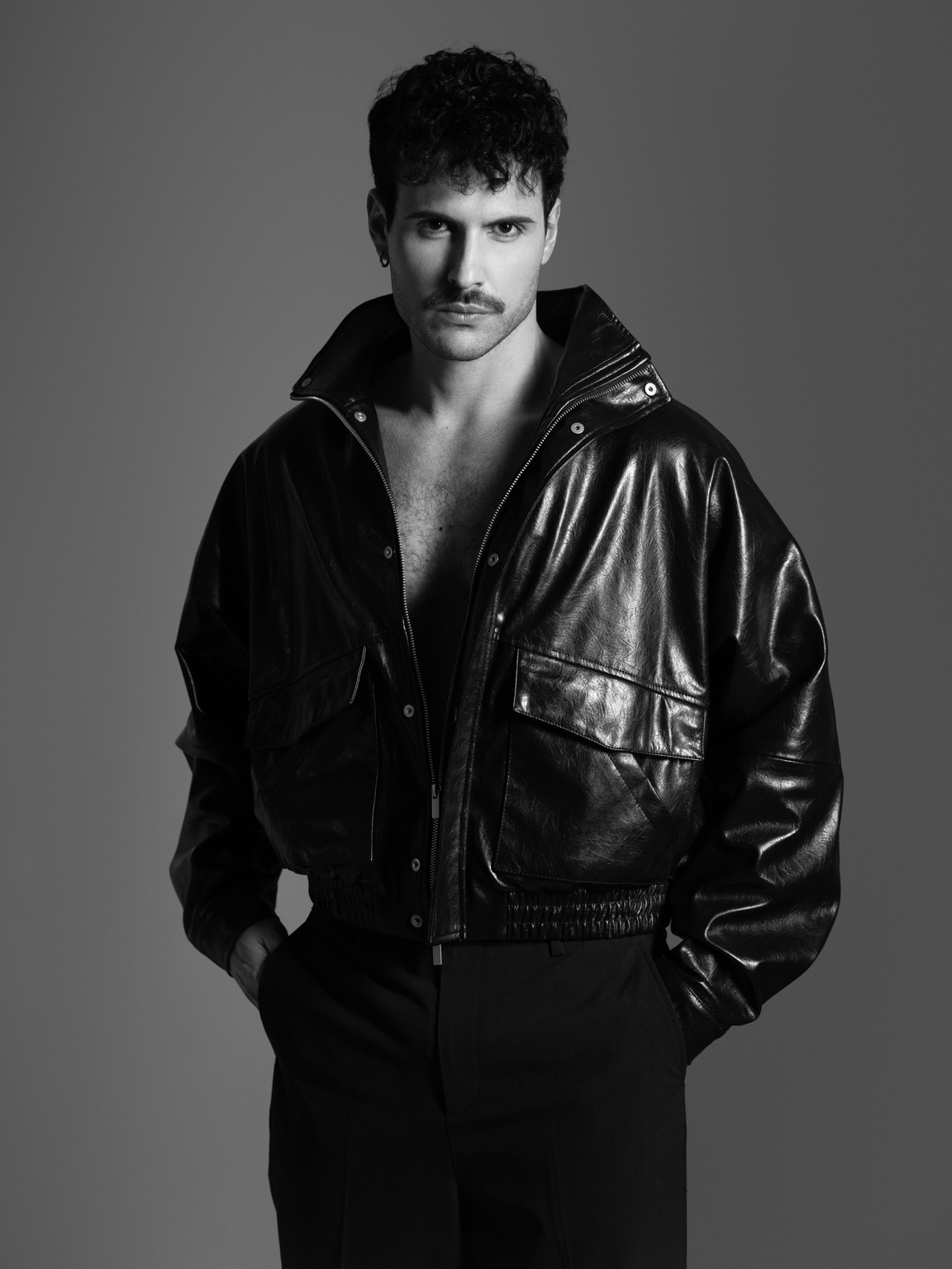 Christian Ferreira em retrato preto e branco com jaqueta de couro