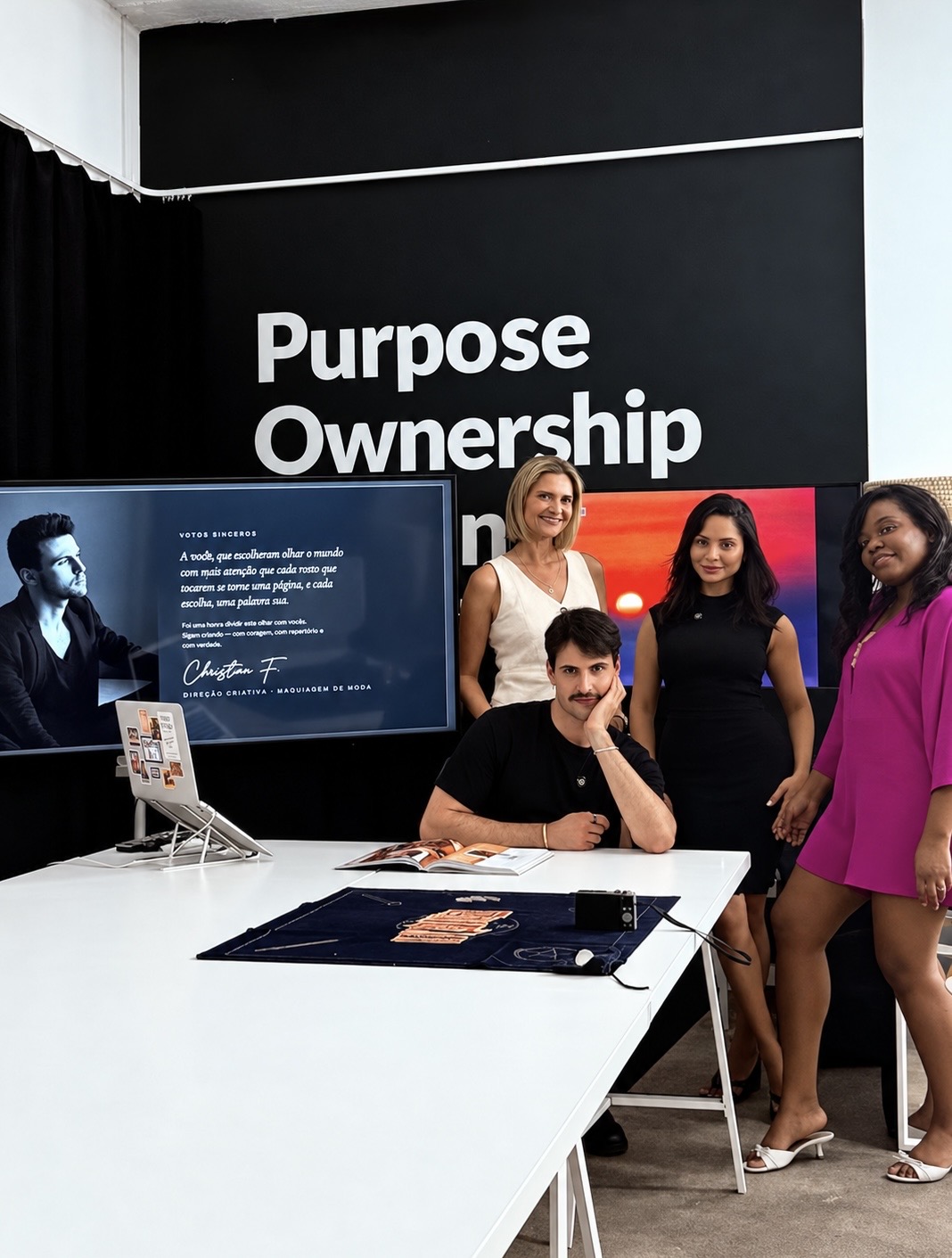 Christian Ferreira com uma turma de maquiagem durante uma atividade formativa